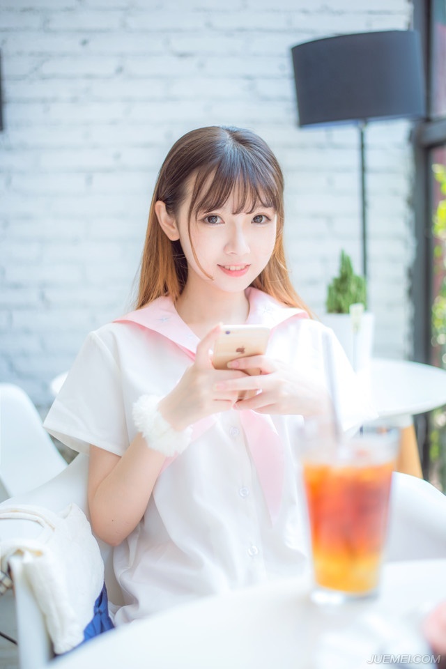 “喏！”邓贤郑重一礼，看向庞统道：“只是如今我军粮草堪忧，不知先生准备如何做？”